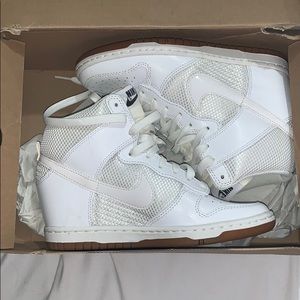 Brand New nike sneaker w/ heel  👟
